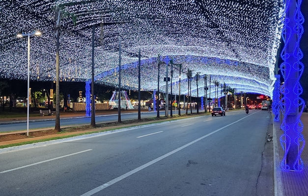 Túnel de luz da Praça Tamandaré é marco do Natal em Goiânia há 30 anos