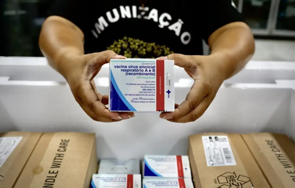 Governo começa a distribuir vacina contra vírus sincicial respiratório