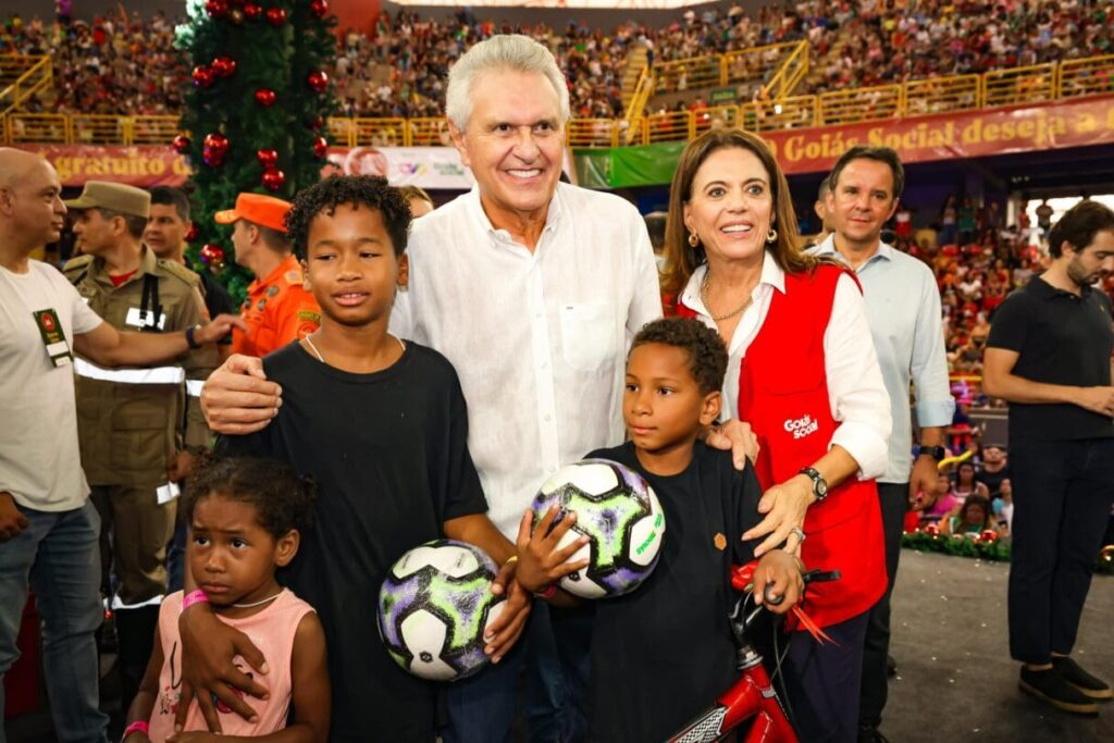 Caiado e Gracinha participam da entrega de brinquedos do Natal do Bem no Goiânia Arena