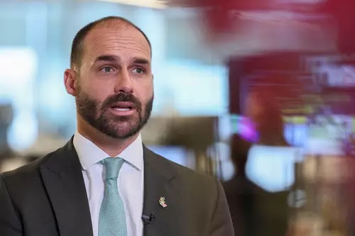 Decisão da Câmara mantém Eduardo elegível, mas condenação no STF tira Ramagem da disputa