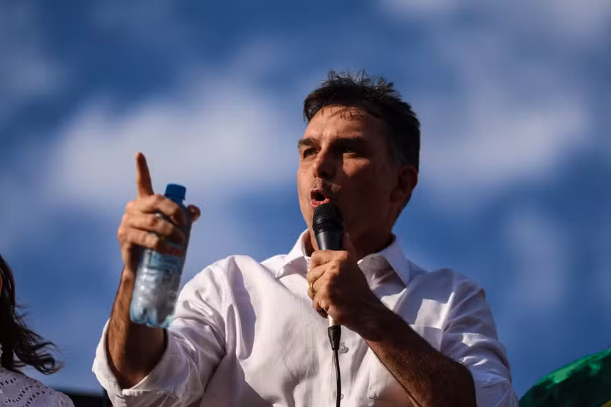 Flávio Bolsonaro diz que ‘preço’ para desistir de candidatura é ‘Bolsonaro livre, nas urnas’