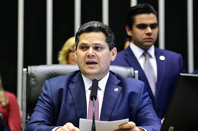 Alcolumbre diz que votação do Orçamento deve ficar para sexta-feira (19/12)