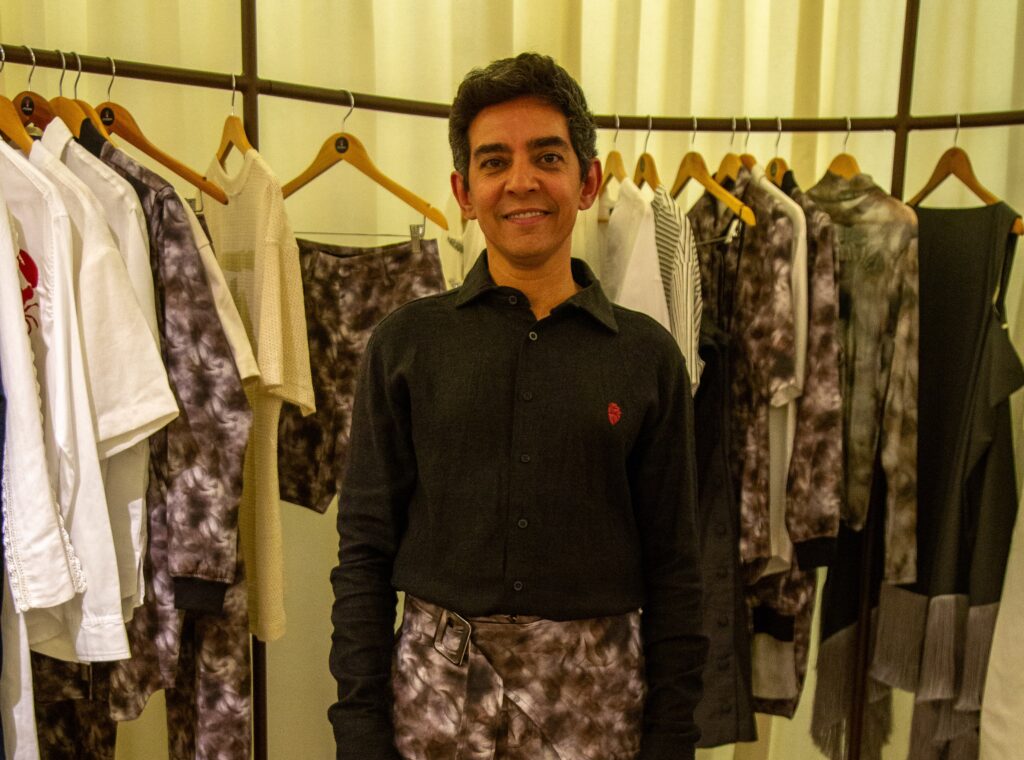 O estilista Raphael Aquino (Foto: Diogo Fleury)