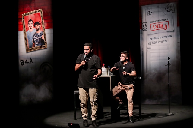 O show de comédia “Série B”, estrelado por Dihh Lopes e Márcio Donato (Foto: divulgação)