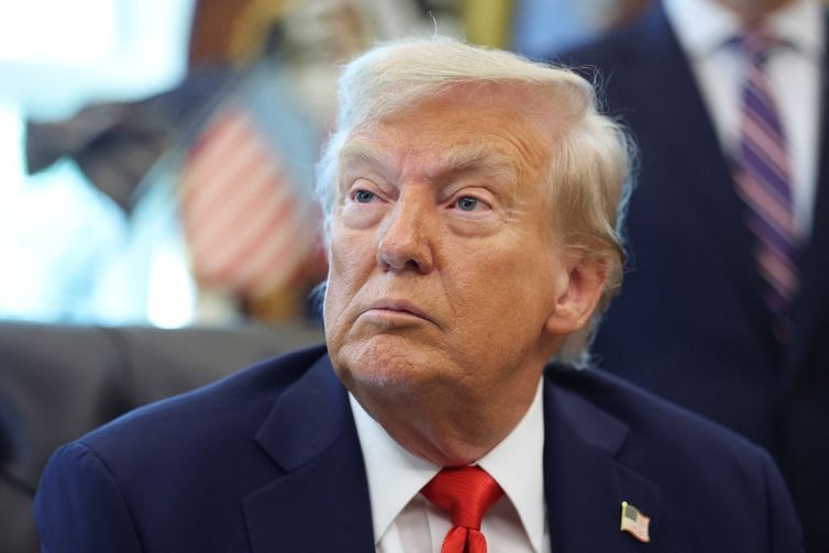 EUA atacam território da Venezuela e destroem estrutura ‘ligada ao narcotráfico’, diz Trump