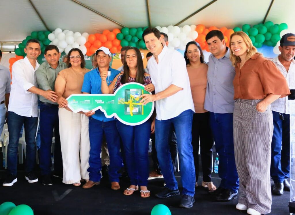 “Vocês vão passar o Natal na casa de vocês”, afirma Daniel Vilela em entrega de moradias gratuitas em Diorama (foto: Benedito Braga)