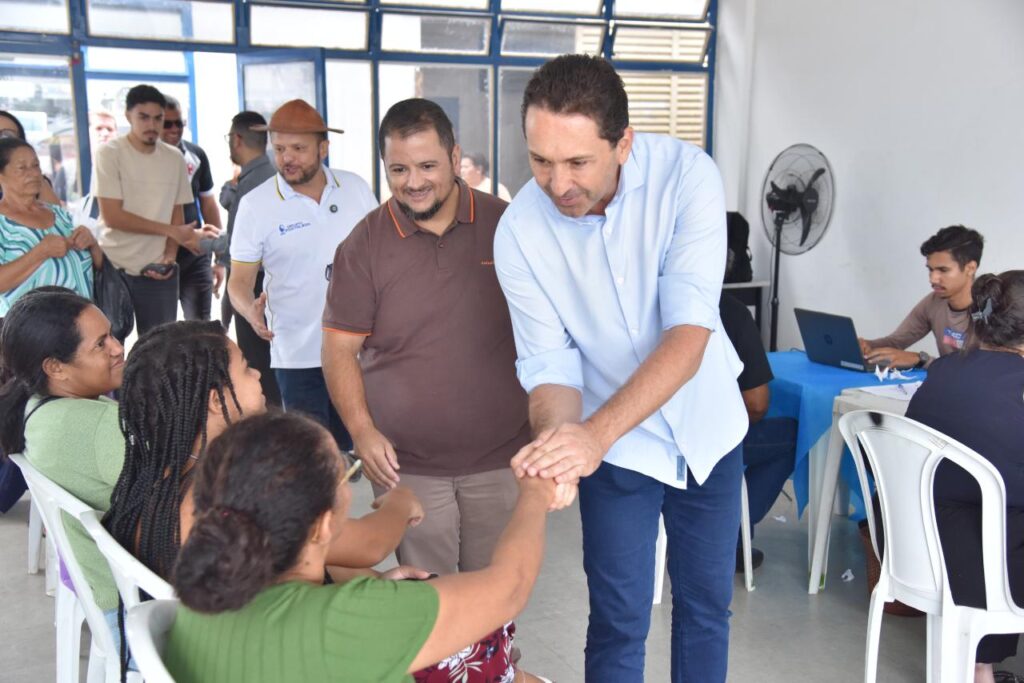 Prefeito Leandro Vilela cumprimenta cidadãos (Foto: Jhonney Macena/Secom Aparecida)