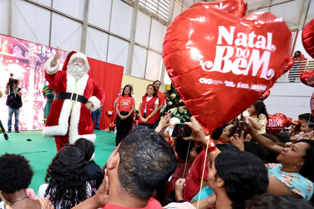 Gracinha Caiado e Papai Noel entregam presentes em Formosa (Foto: Adalberto Ruchelle)