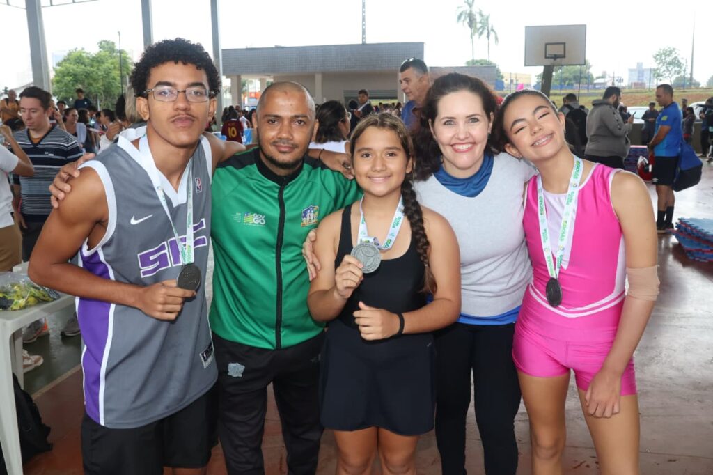 Ginastas do projeto de Iniciação Esportiva encantam público em apresentação no Setor Pedro Ludovico
