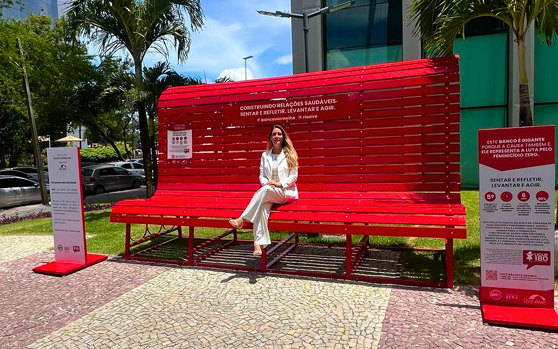 Exemplo de banco vermelho que será instalado (Foto: divulgação)