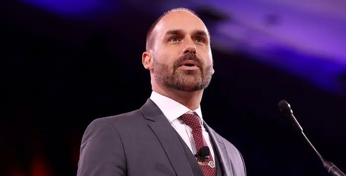 STF formaliza ação penal que torna Eduardo Bolsonaro réu por obstrução na trama golpista