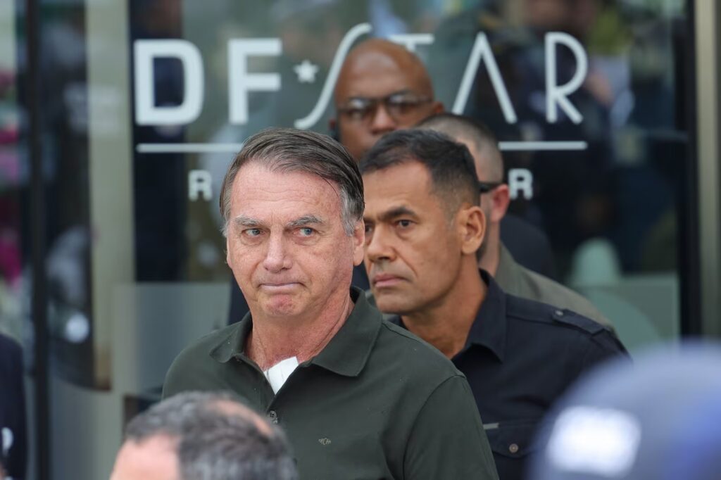 Bolsonaro é encaminhado ao centro cirúrgico para novo procedimento para amenizar soluços