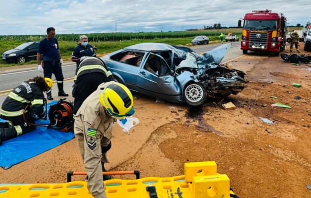 Duas pessoas morrem em acidente entre carro e moto na BR-414, em Abadiânia (foto: CBMGO)