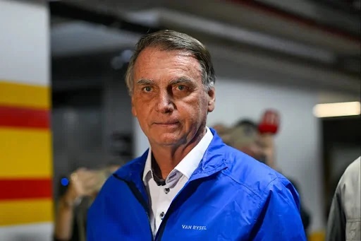 Bolsonaro caiu, bateu cabeça em móvel e não está bem, diz Michelle