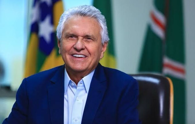 “É uma decisão do ex-presidente, cabe a nós respeitá-la” diz Caiado sobre pré-candidatura de Flávio Bolsonaro