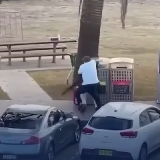 Homem desarma atirador durante ataque em praia da Austrália