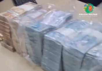 Parte do valor apreendido (Foto: PMGO)