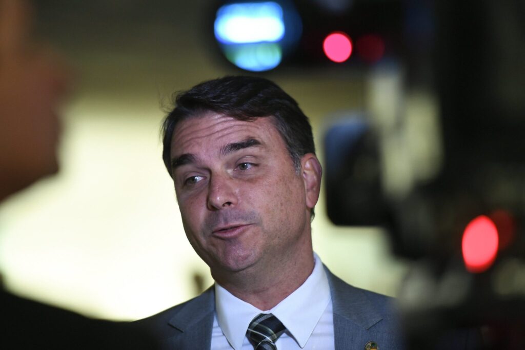 Flávio Bolsonaro diz que Tarcísio ‘não é traidor’ e defende união apesar de ‘divergências’