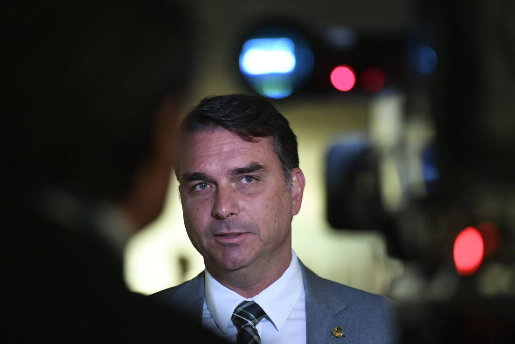 Membros da família Bolsonaro manifestam apoio a candidatura de Flávio após semana de discórdias