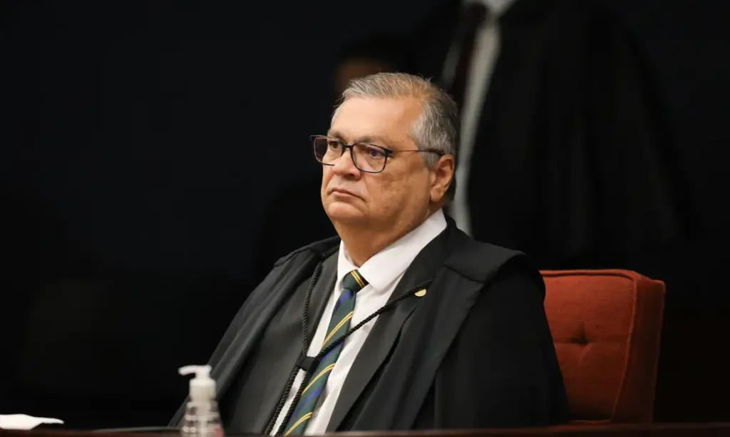 Dino manda suspender pagamento de penduricalhos nos Três Poderes