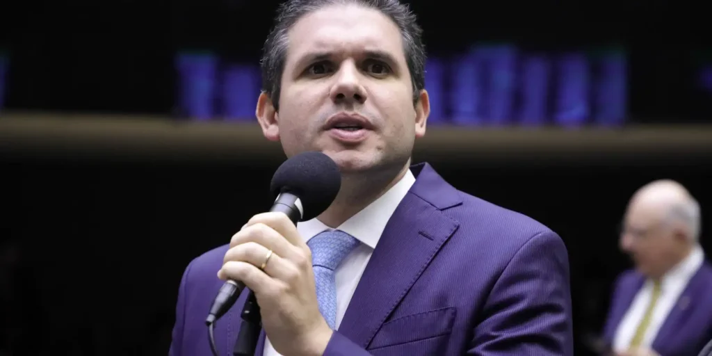 Hugo Motta defende debate sem ideologia sobre fim da escala 6×1 em 2026