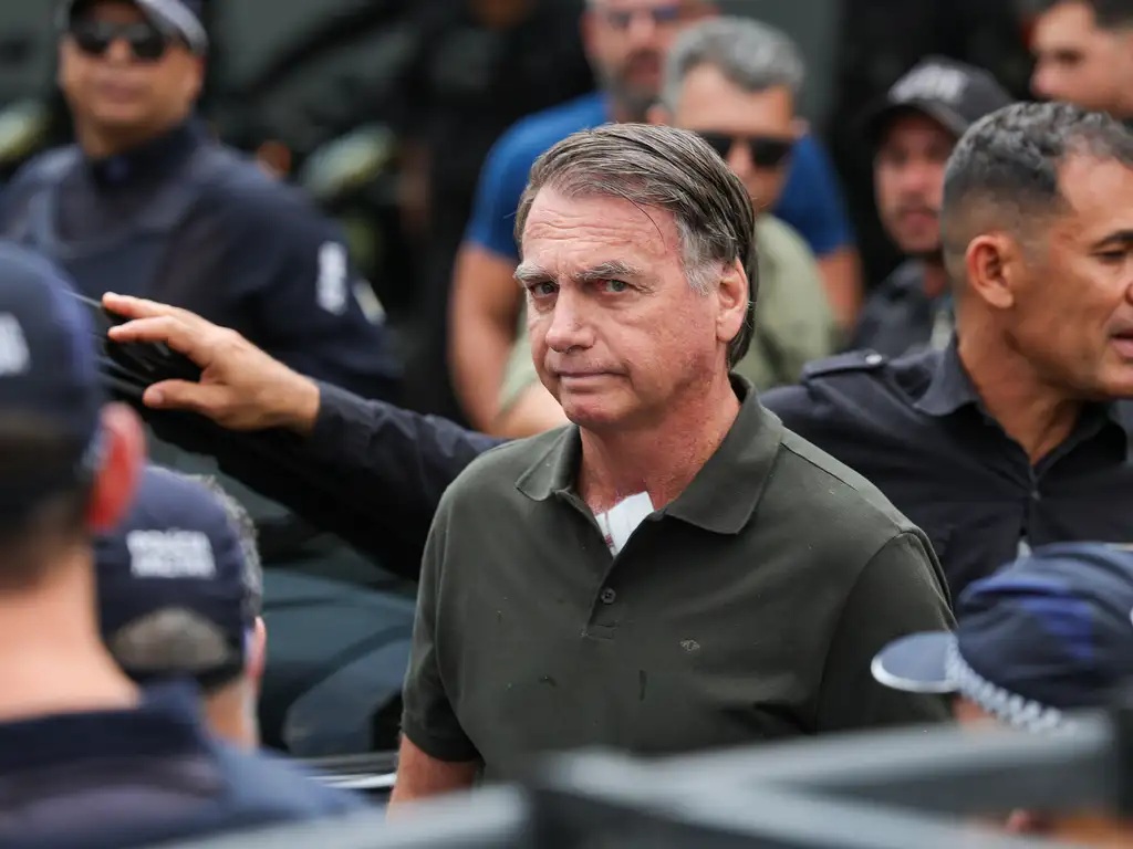 Bolsonaro passa por novo procedimento para tratar soluços, diz Michelle