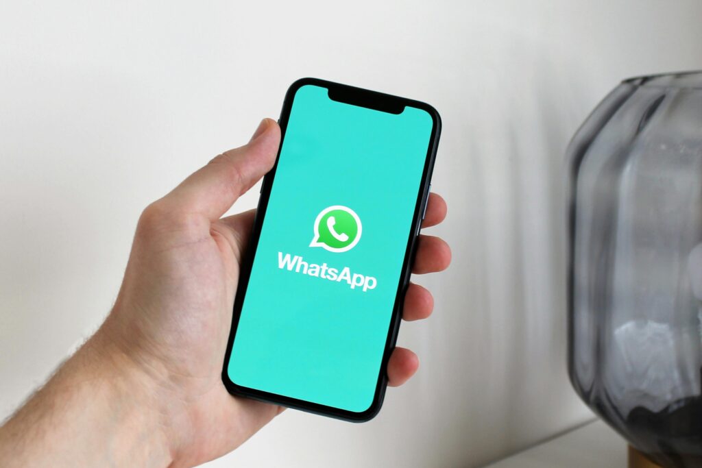 Estudo mostra que brasileiro está falando menos de política no WhatsApp