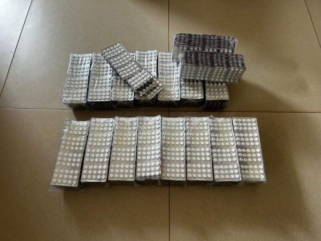 PRF apreende 13 mil comprimidos de rebite em caminhão na BR-153, em Porangatu (foto: PRF)