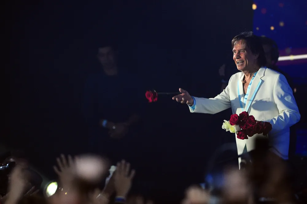 Roberto Carlos canta ‘Garota de Berlim’ com Supla em especial