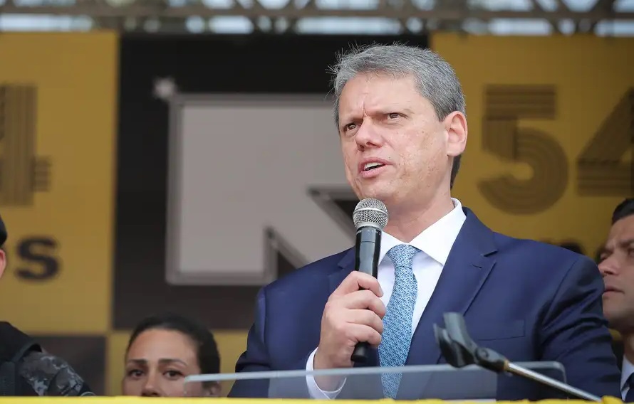 Tarcísio diz que candidatura de Flávio está se ‘consolidando rapidamente’ e nega atritos