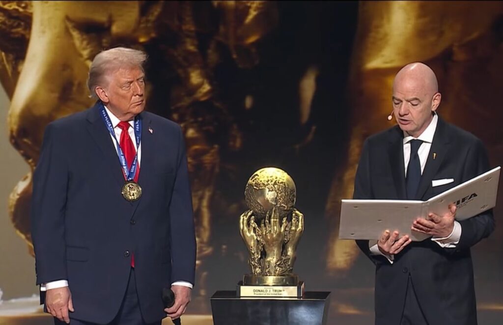 Trump recebe o Prêmio da Paz da Fifa durante o sorteio dos grupos da Copa do Mundo 2026