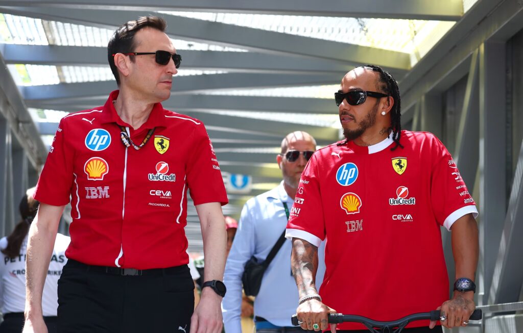 Ferrari anuncia troca de engenheiro de Lewis Hamilton após desempenho ruim em 2025
