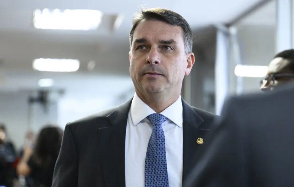 Justiça suspende ordem de remoção e mantém postagem de Flávio que citava ‘partido do tráfico’