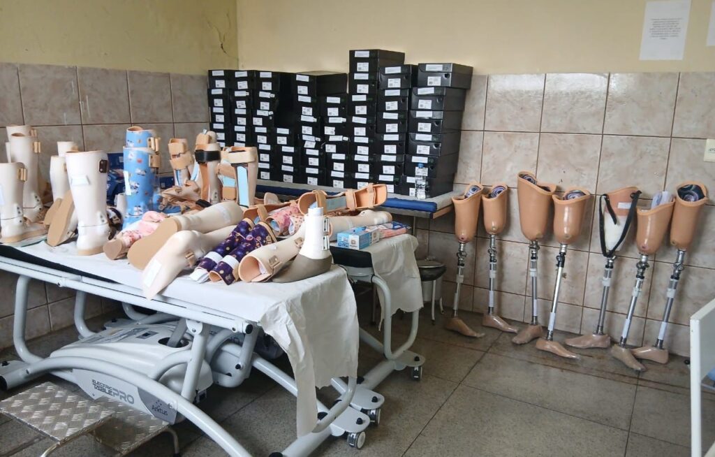 Prefeitura de Aparecida entrega de 284 órteses e próteses a pacientes no AMAG da Oficina Ortopédica Itinerante do Crer