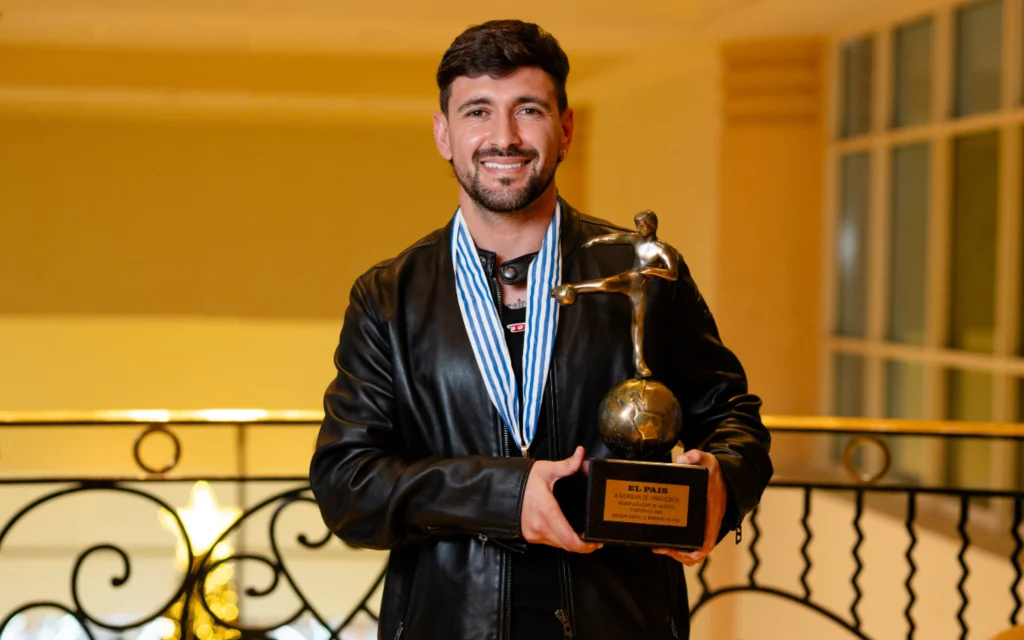 Arrascaeta recebe prêmio de Rei da América e brinca por ter batido Messi: ‘Está ficando velho’