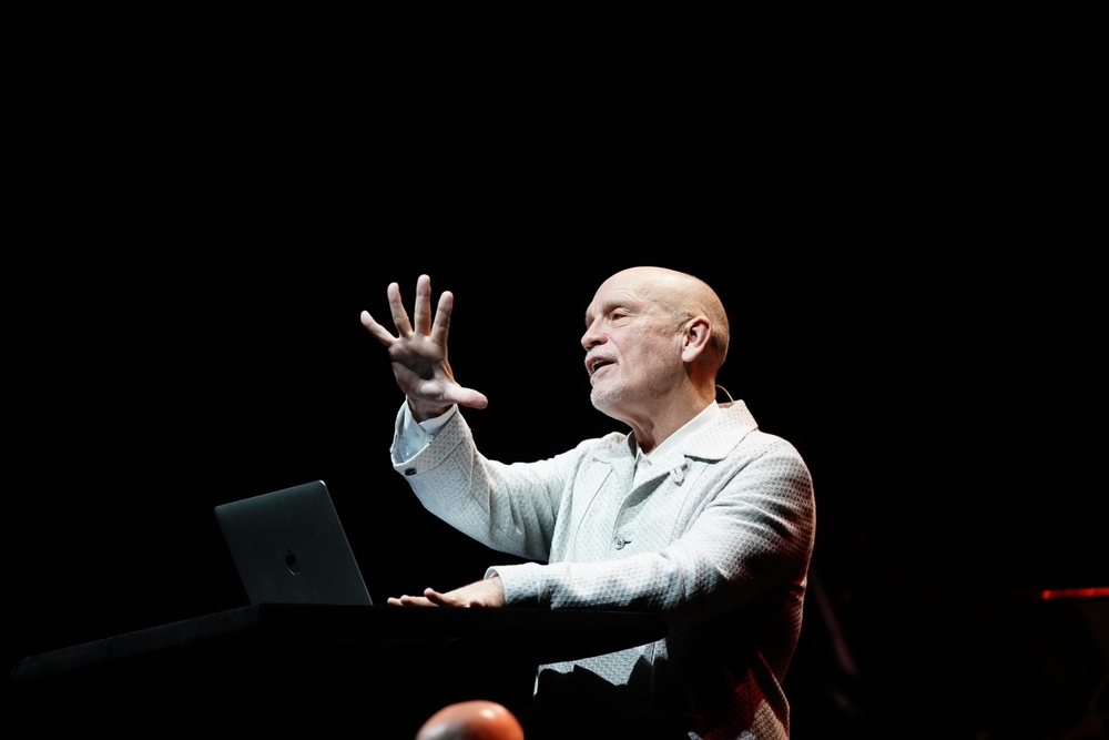 John Malkovich antecipa espetáculo em SP e anuncia evento no RJ