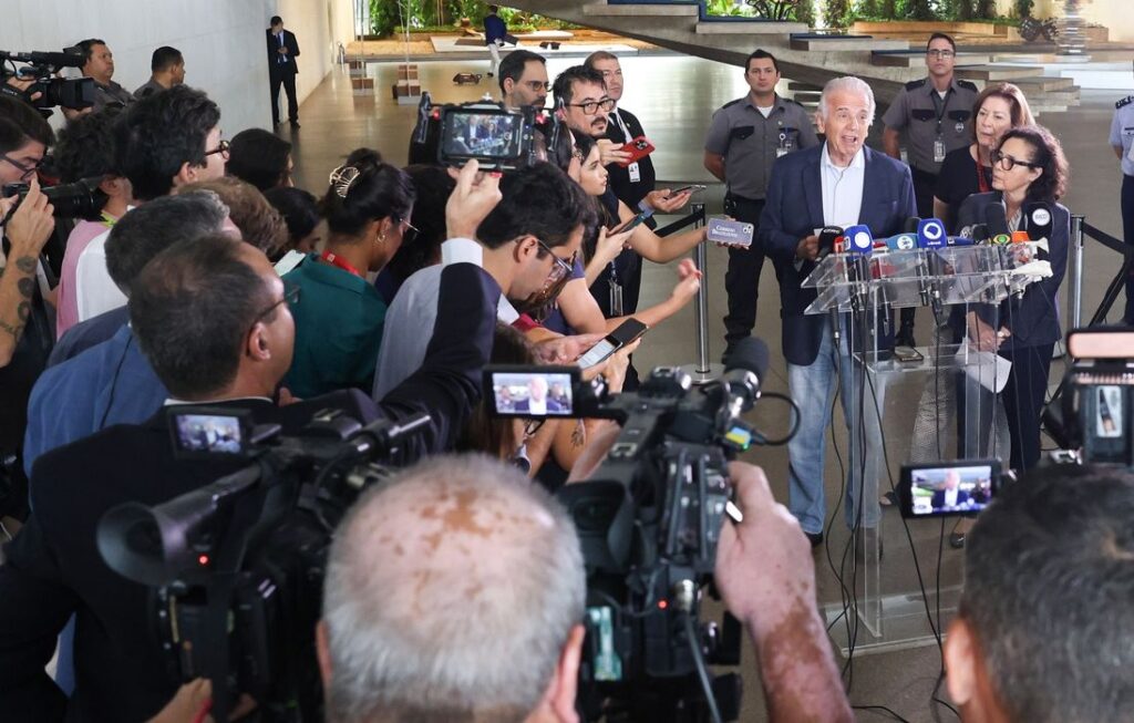 Fronteira do Brasil com a Venezuela está tranquila e aberta, diz Múcio