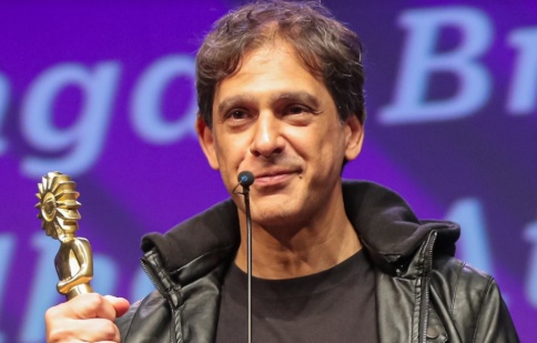 Diretor goiano Erico Rassi vence melhor direção por ”Oeste Outra Vez” no Prêmio APCA 2025