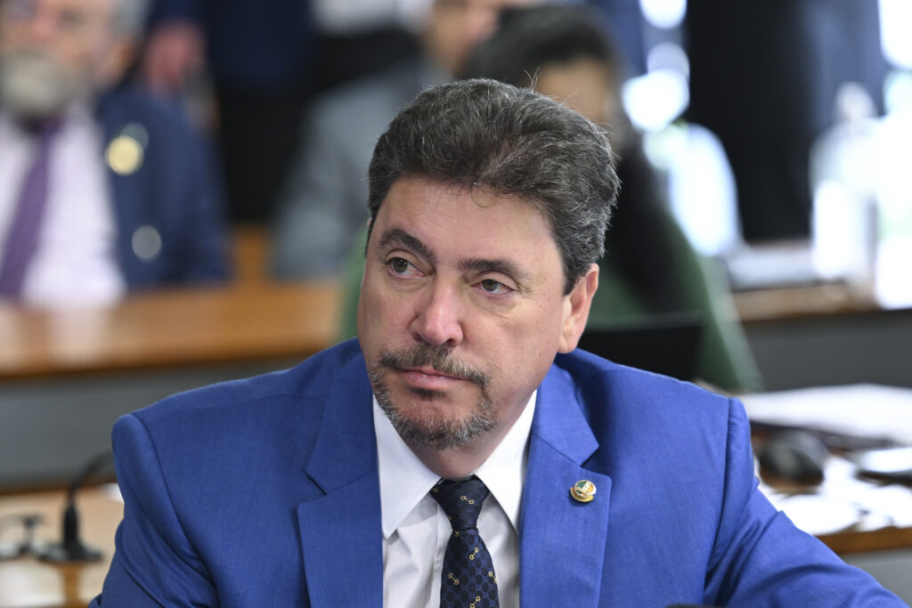 Moraes autoriza visita de Wilder Morais a Bolsonaro na Papudinha