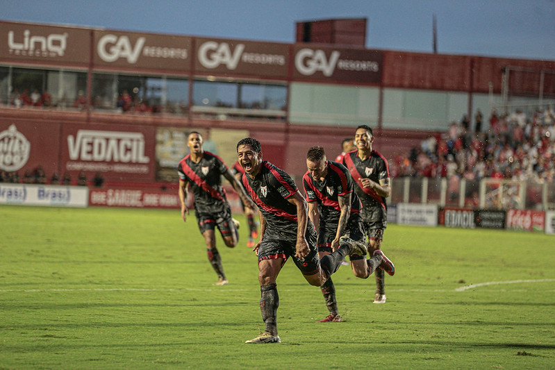 Atlético-Go vence o Vila Nova por 2 a 1 com gol nos minutos finais