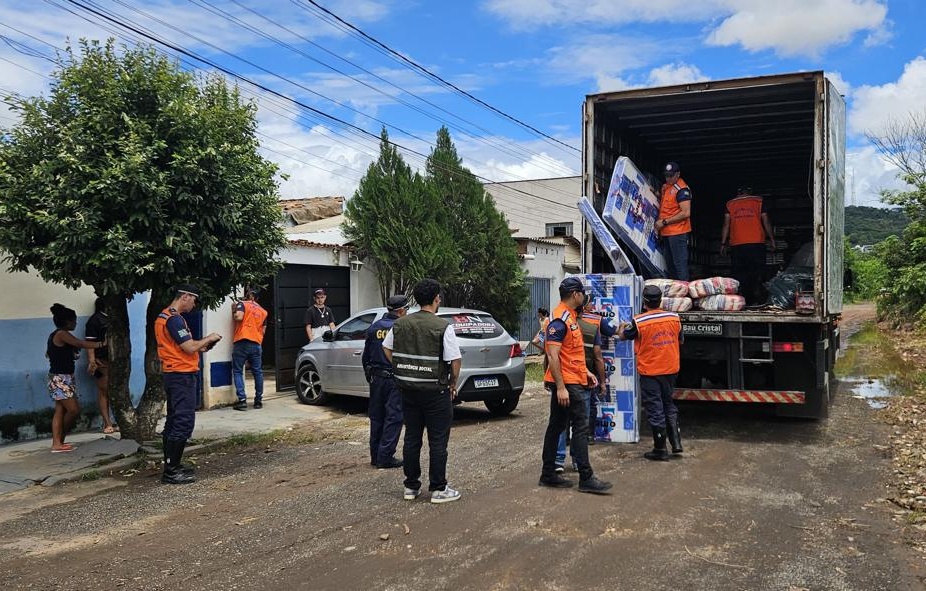 Prefeitura de Goiânia entrega itens essenciais a famílias afetadas pelas chuvas
