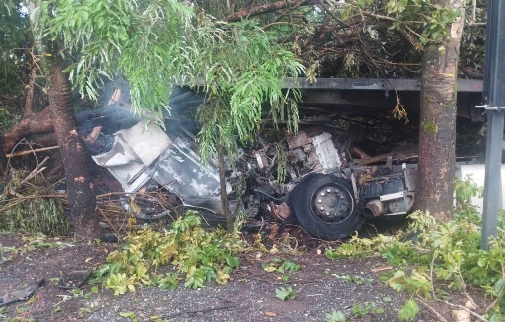 Saída de pista e incêndio em caminhão deixam duas pessoas mortas na BR-153