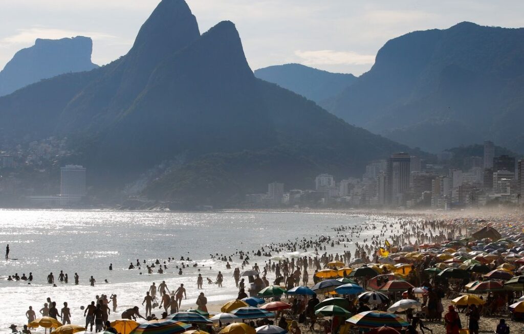 Turismo brasileiro tem faturamento recorde de R$ 185 bi em 2025