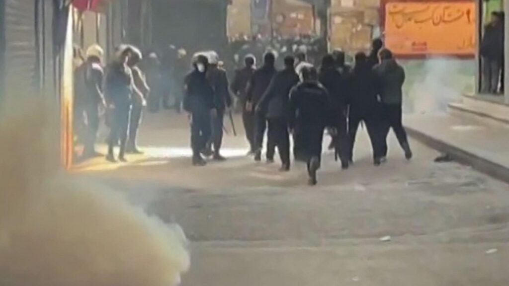 Protestos se espalham pelo Irã e acesso à internet é cortado