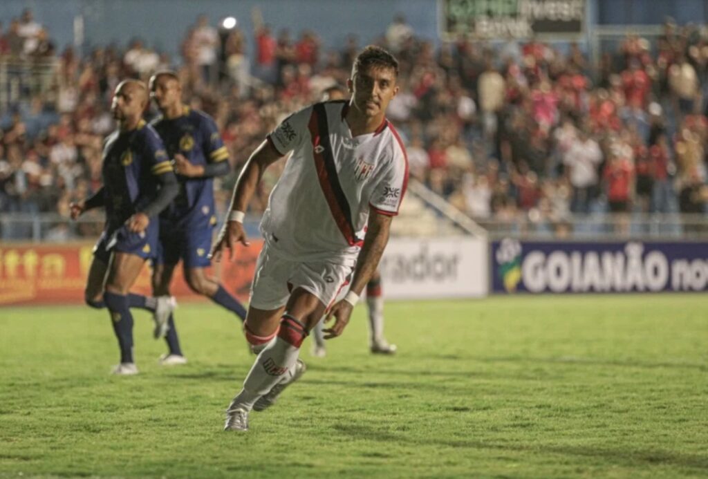 Com gols de Kevin Ramírez e Igor Henrique, Atlético-GO vence a Aparecidense e assume a liderança do Goianão