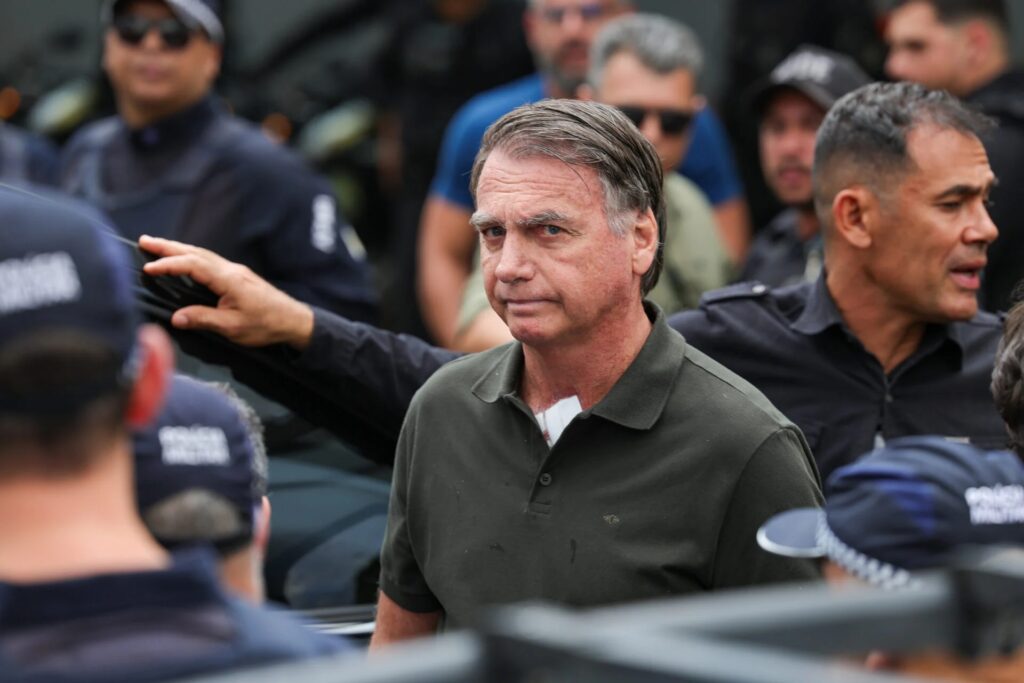 Relatório da PF diz que Bolsonaro estava consciente após queda na cela