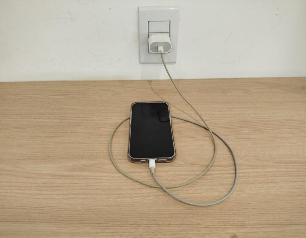 Carregador na tomada sem uso pode causar incêndio e aumentar gasto de energia, alerta Equatorial Goiás