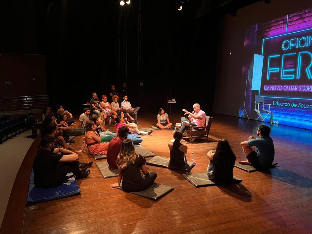 Cia de Teatro Carlos Moreira promove curso de atuação em teatro, TV e redes sociais em Goiânia