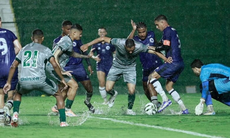 Goiás goleia o Centro Oeste por 4 a 0 em jogo interrompido pela chuva