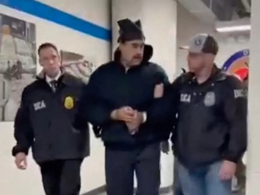Vídeo mostra Maduro algemado na sede da agência antidrogas de Nova York, nos EUA